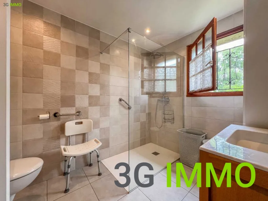Salles de bain - Maison Traditionnelle avec Vue sur Plan d'Eau en Campagne