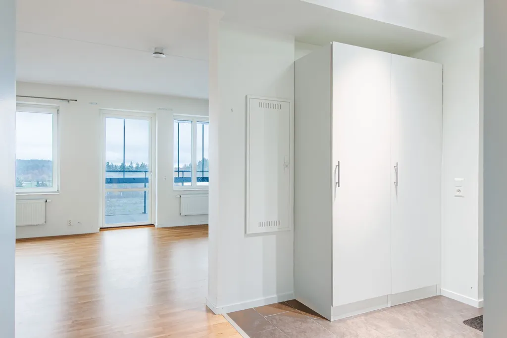 Esik - Mixed-Use Property with Balcony in Upplands-Bro