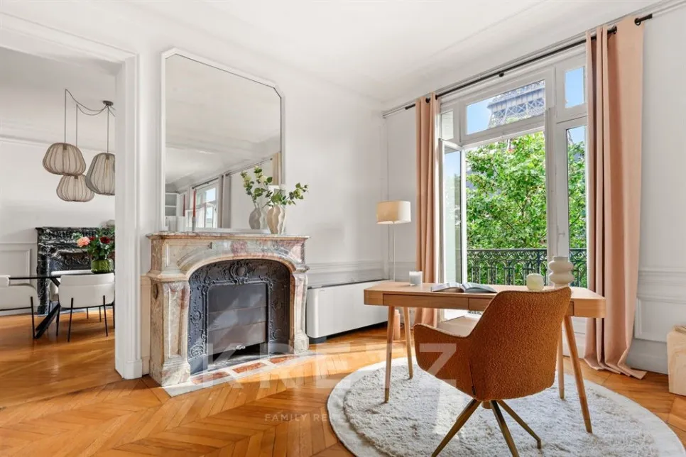 Séjour - Appartement Haussmannien Face à la Tour Eiffel à Paris