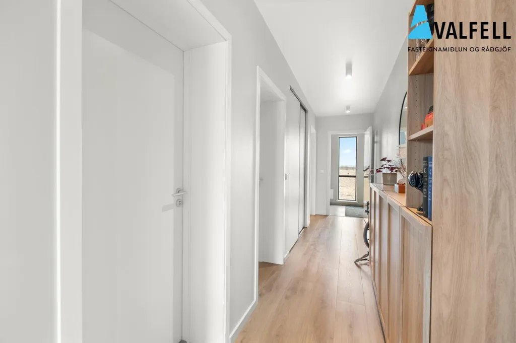 Esik - 3-Bedroom Apartment with South Balcony in Asparskógar
