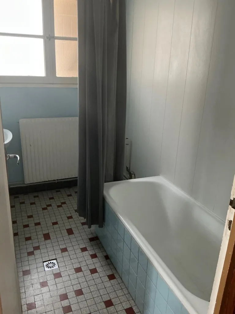 Salles de bain - Maison avec Sous-Sol Aménageable à Vierzon