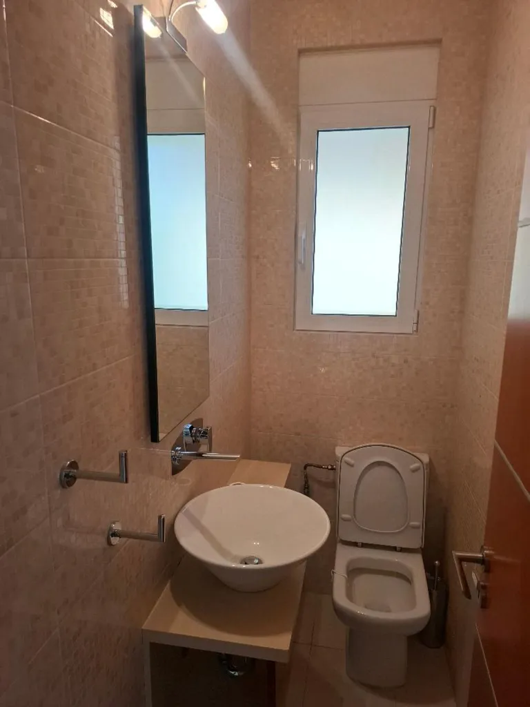 Bagni - Detached House with Garden in Semi-Basement