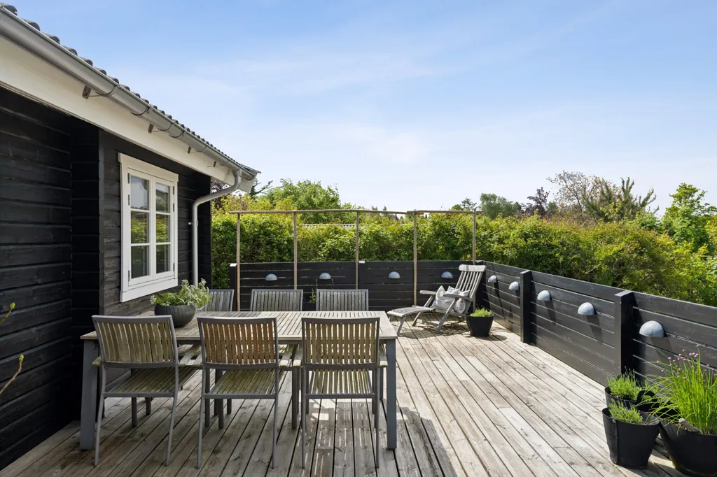 Terrasse - Modernised Timber House with Garden in Øer