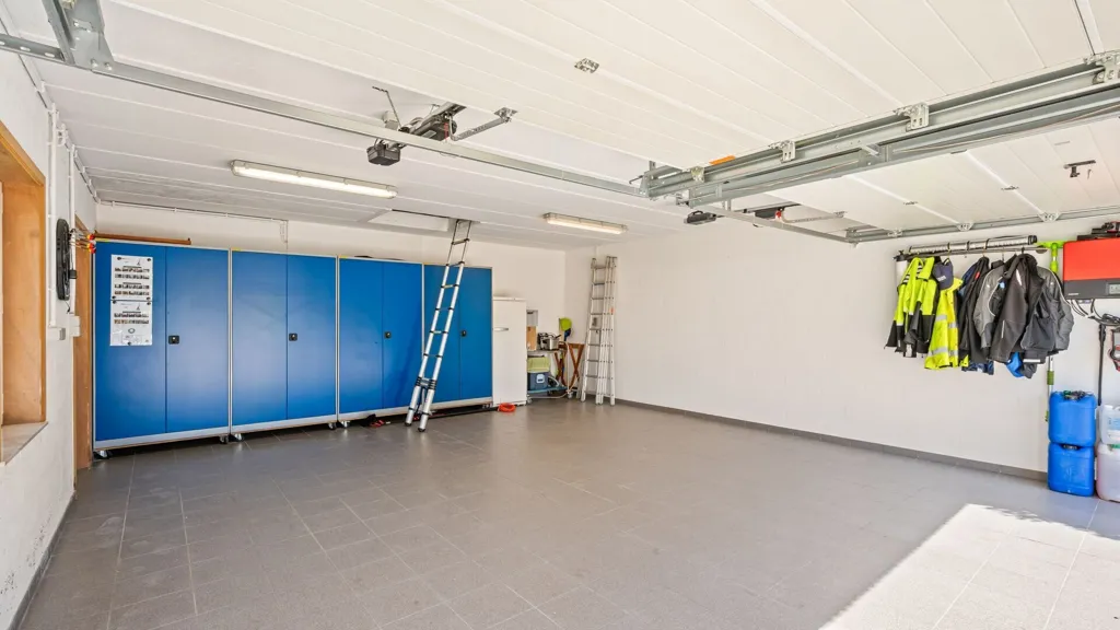 Garage - Stately Villa with Garden in Romershoven