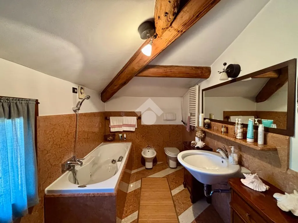 Bagni - Historic Villa with Pool in Sona