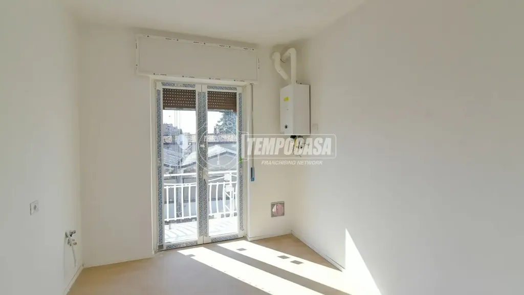 Pièces - Rear-Facing Apartment with Balcony in Cantù