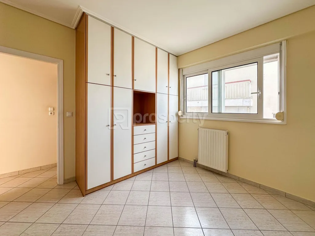 Magamistoad - Spacious Apartment with Large Balcony in Ilion