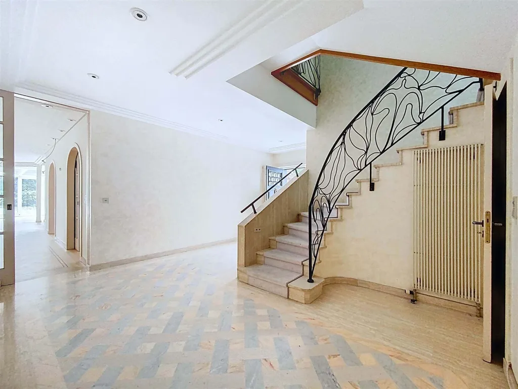 Esik - 6-Bedroom Villa with Pool in Uccle