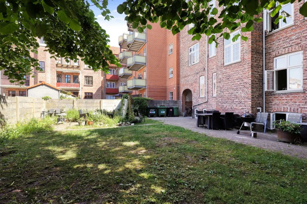 Giardino - Classic 2-Bedroom Apartment with Courtyard in Centre