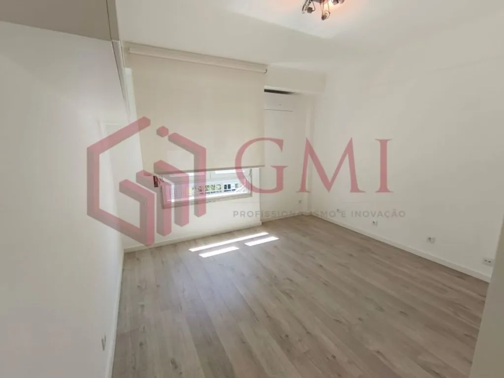 Pièces - Luxury Flat with Private Box in Loures