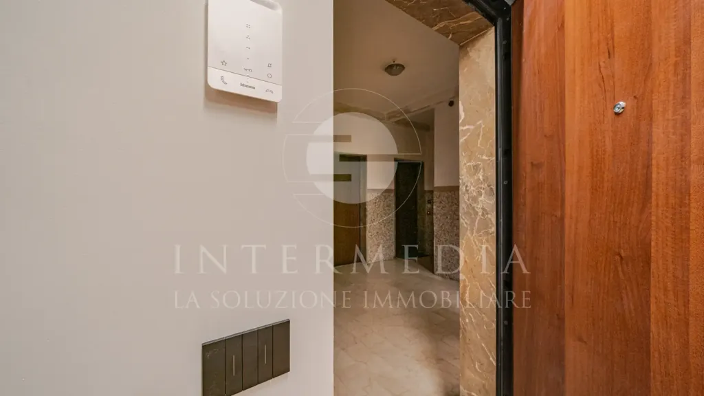 Esik - Rusticated Flat with Balcony in Brescia