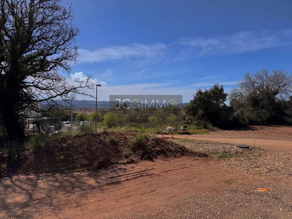 Giardino - Viabilised Plot with Pool Potential in Puget-Ville