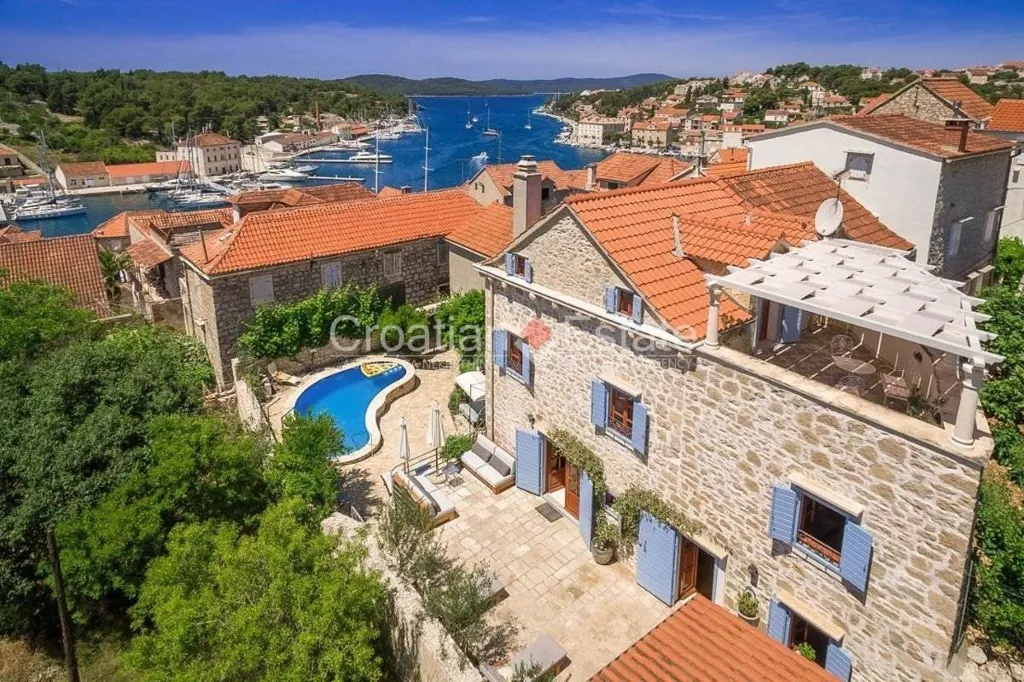 Õhuvaade - Stone House with Pool and Sea View in Postira
