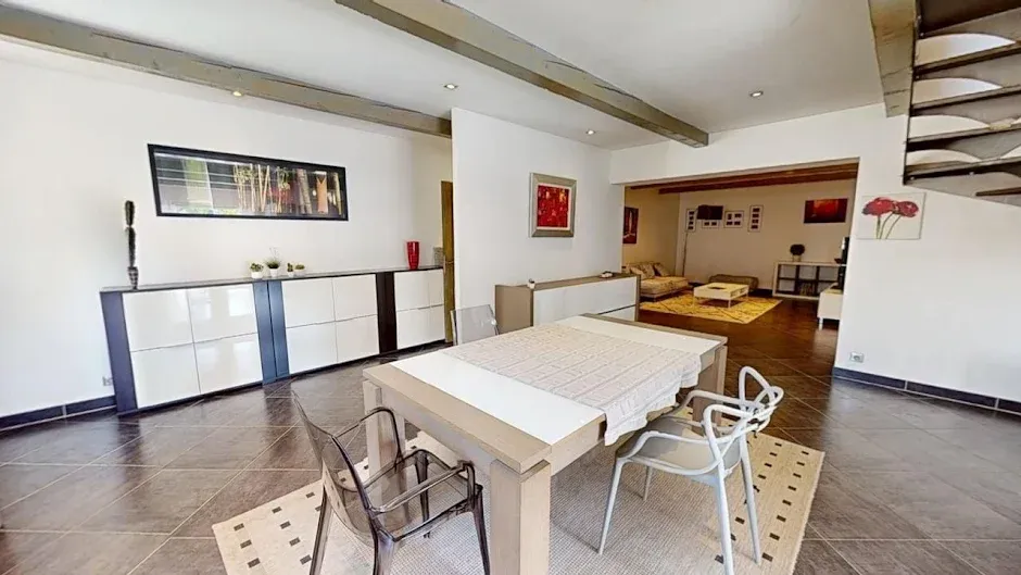 Salle à manger - Maison Rénovée avec Garage à Vaulx-en-Velin