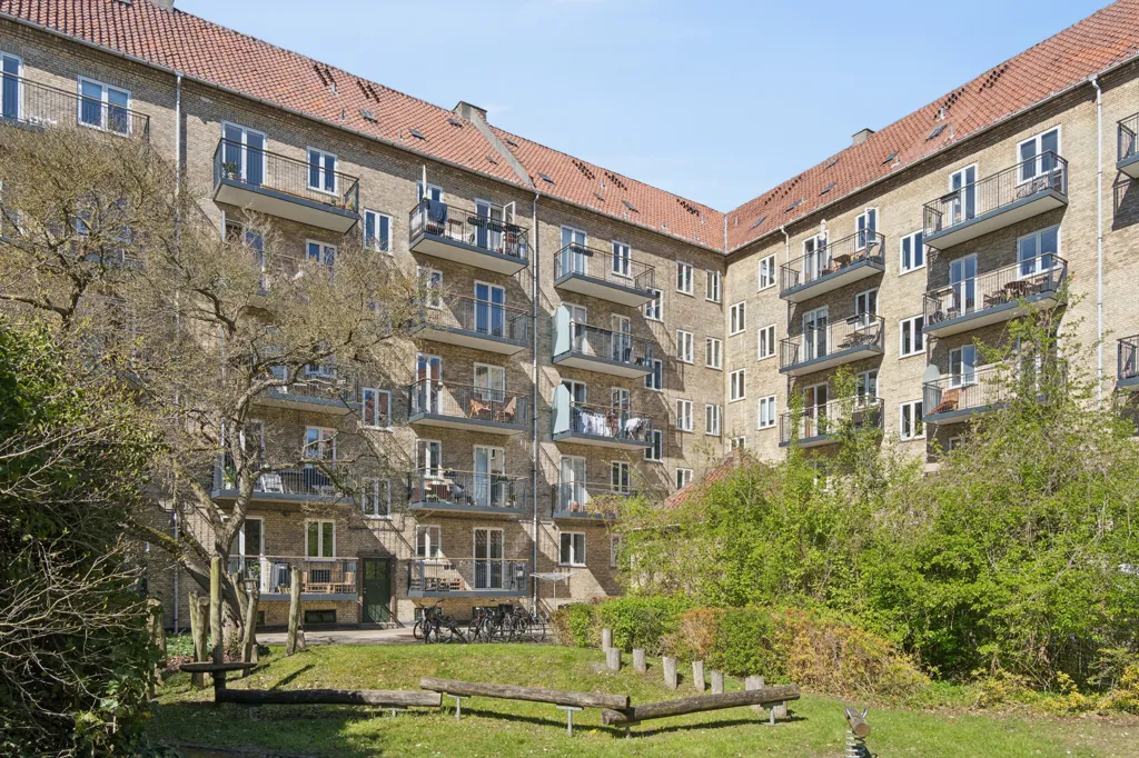 Aed - Apartment with Corner Balcony in Valby