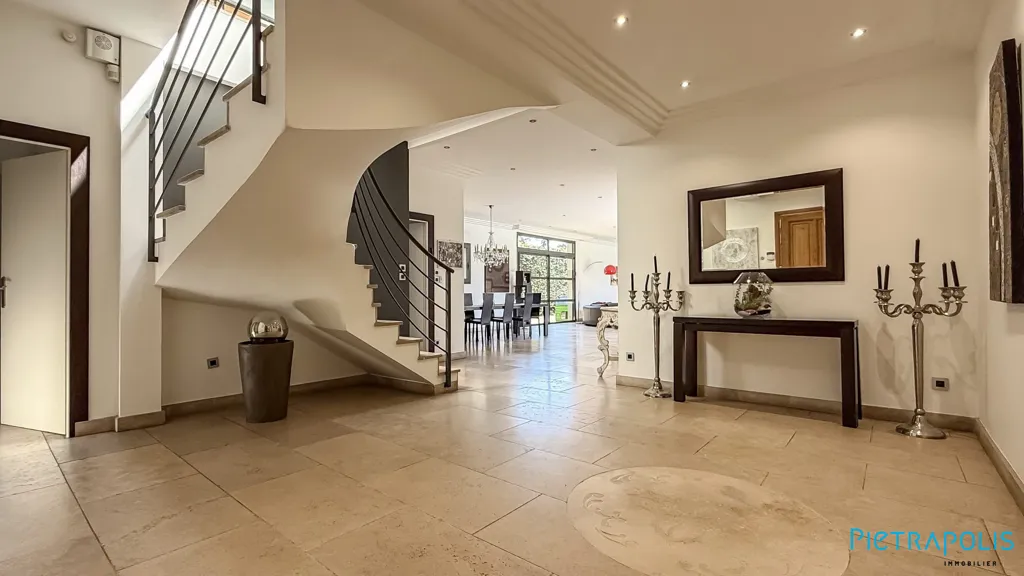 Entrée - Propriété Contemporaine avec Piscine à Écully