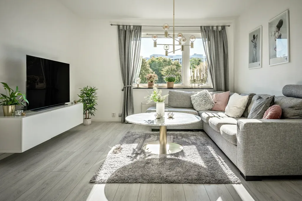 Soggiorno - Modern Two-Bedroom Flat with Large Windows in Majorna