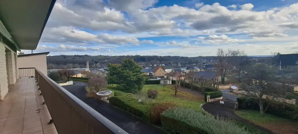 Balcon - Maison avec Vue Dégagée sur les Hauteurs d'Objat
