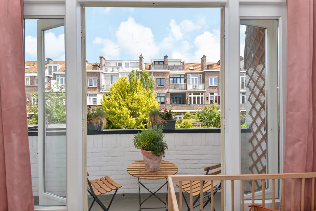 Balcony - Galerijflat with Original Features in Fruit District