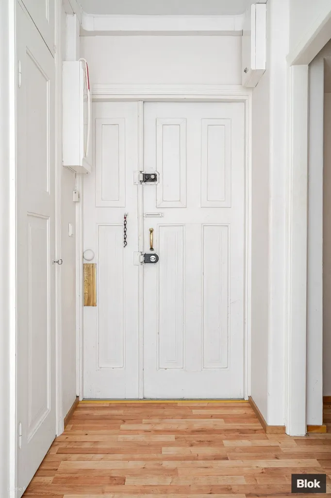 Entrée - Uusklassical Flat with Garden View in Taka-Töölö