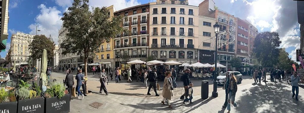 Furnished Flat with Balcony in Gran Vía