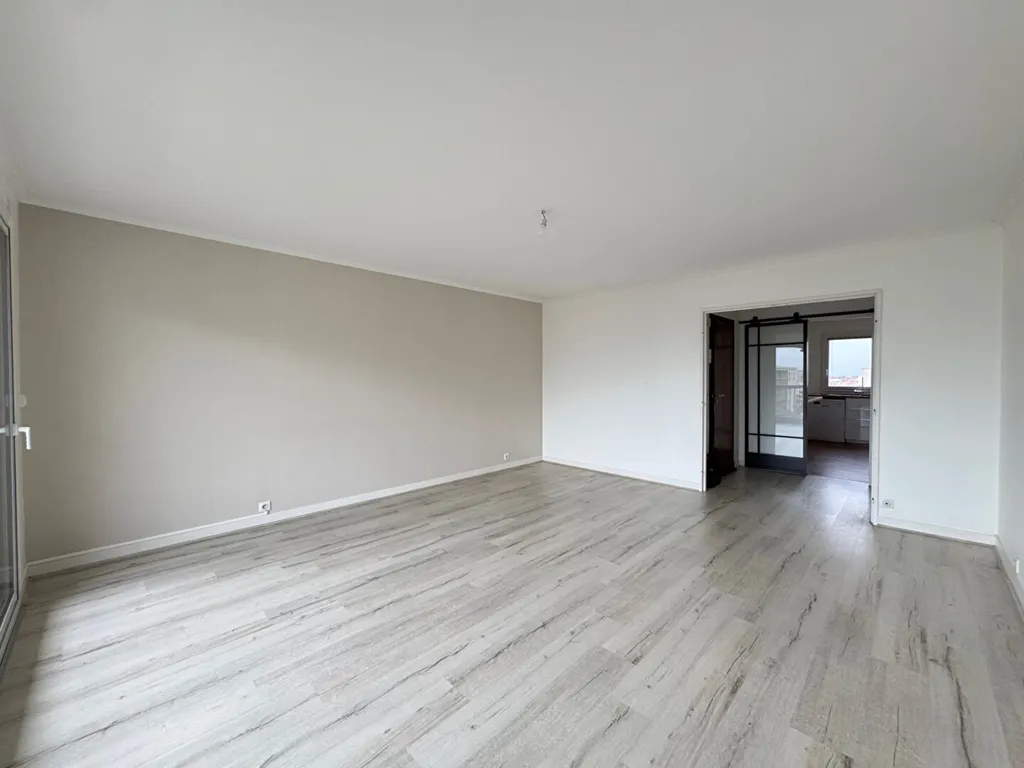 Rooms - Bright 3-Bedroom Apartment with Balcony in Saint Marceaux
