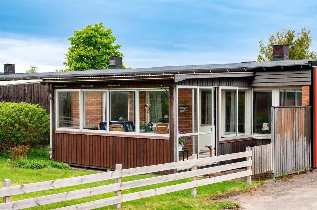 Exterior - Terraced House with Balcony in Kvänum