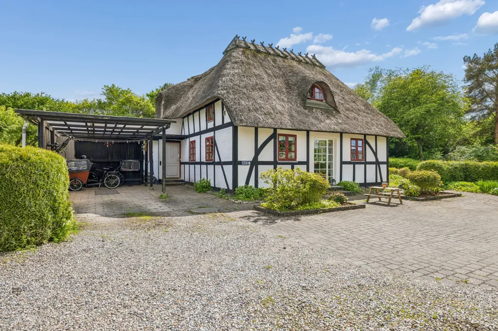 Välivaade - Straw-Thatched Cottage with Forest View in Odense