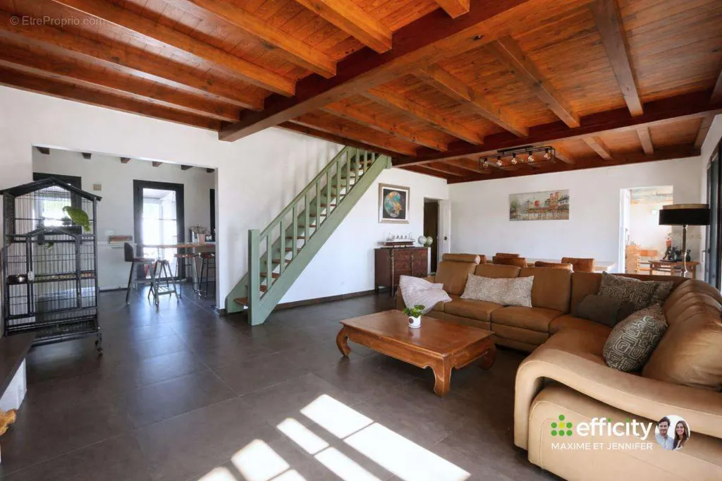 Séjour - Villa Rénovée avec Piscine à Azur