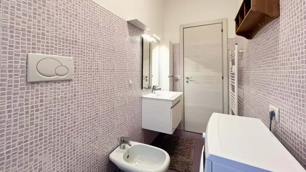 Salles de bain - Modern Studio with Balcony in Milan