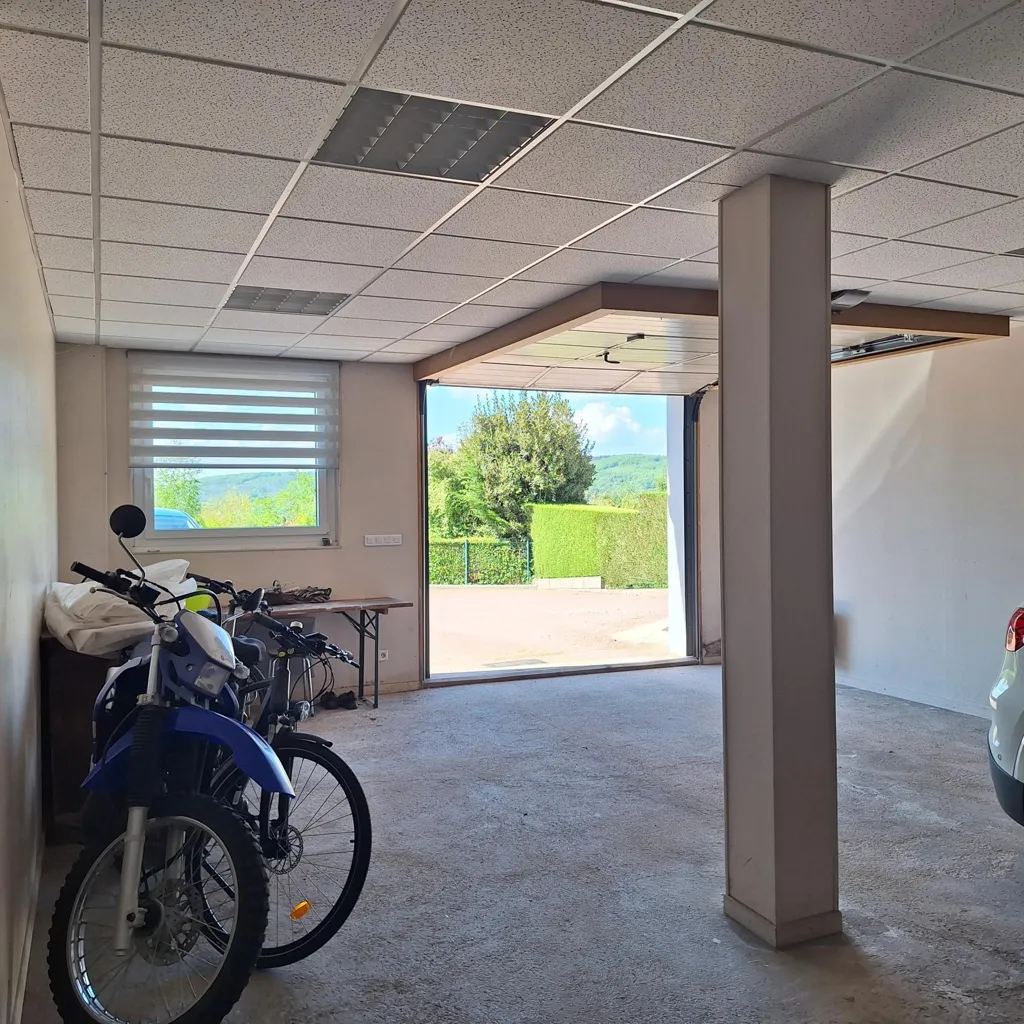 Garage - Maison avec Piscine et Jardin à Le Creusot