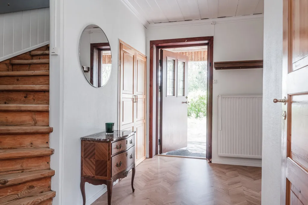 Esik - Charming Red Cottage with Garden in Junsele