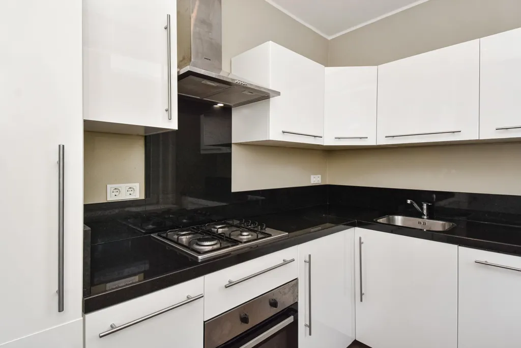 Köök - 4-Bedroom Apartment with South Balcony in Rustenburg