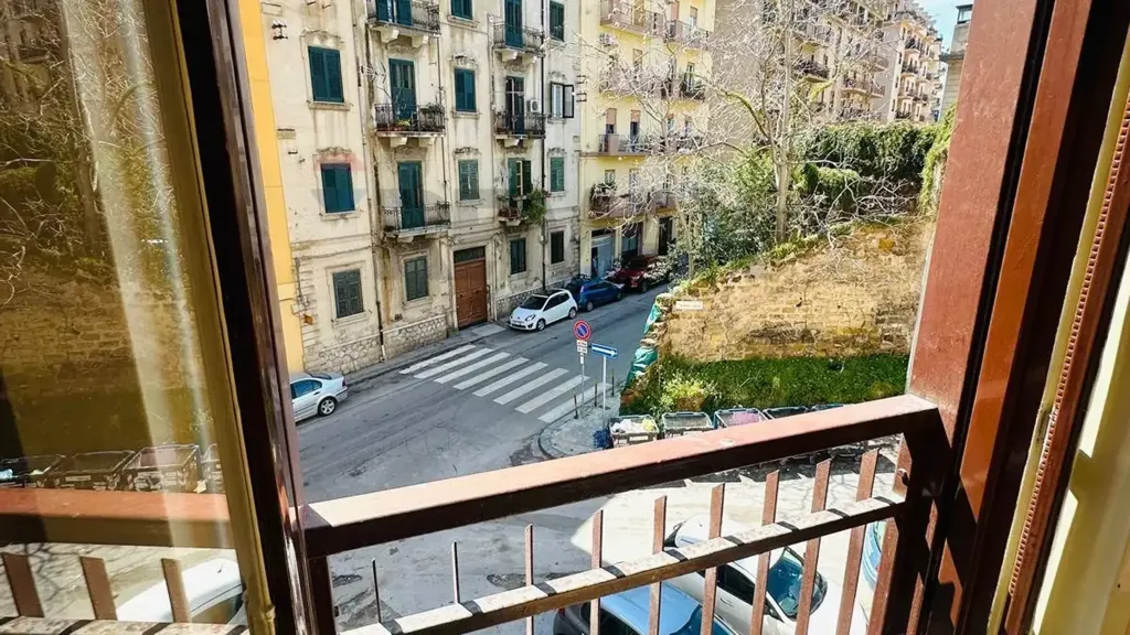 Balcon - Rustic Trilocale with Balcony in Palermo