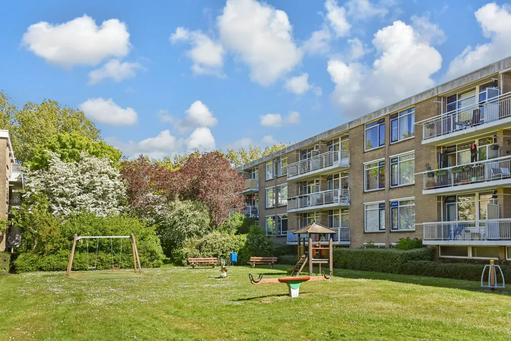 Aed - 4-Bedroom Apartment with Balcony near Delft