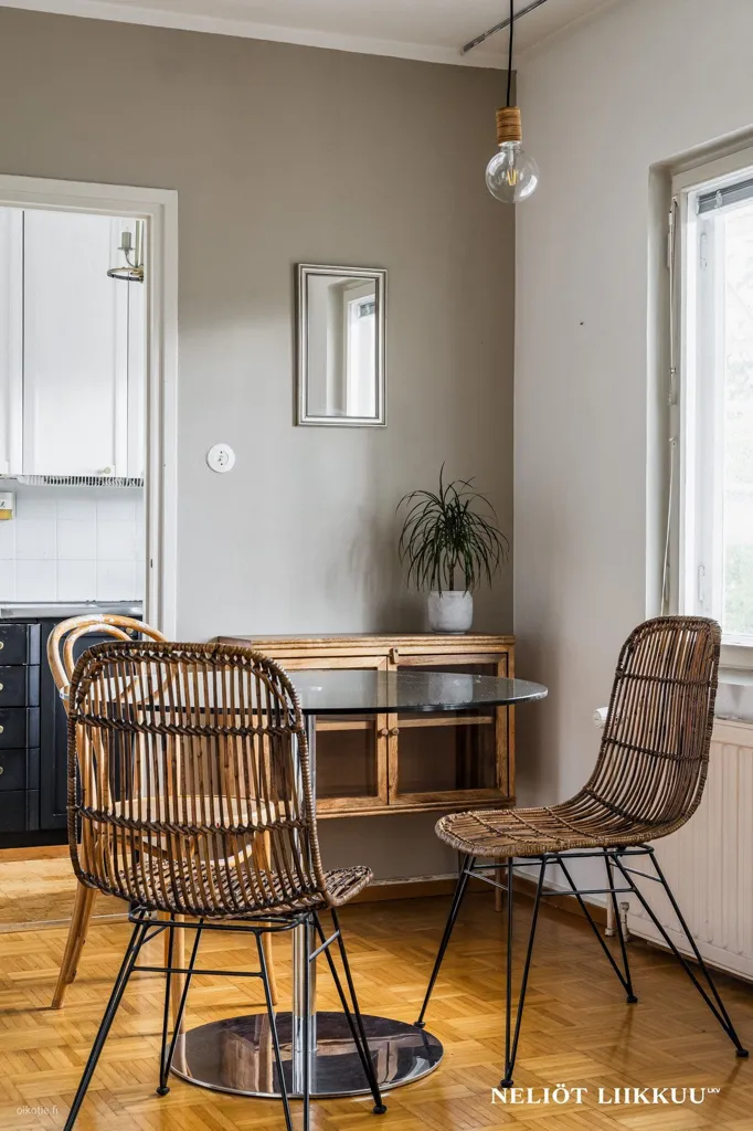 Söögituba - 1950s Charm Flat with Balcony in Central Helsinki