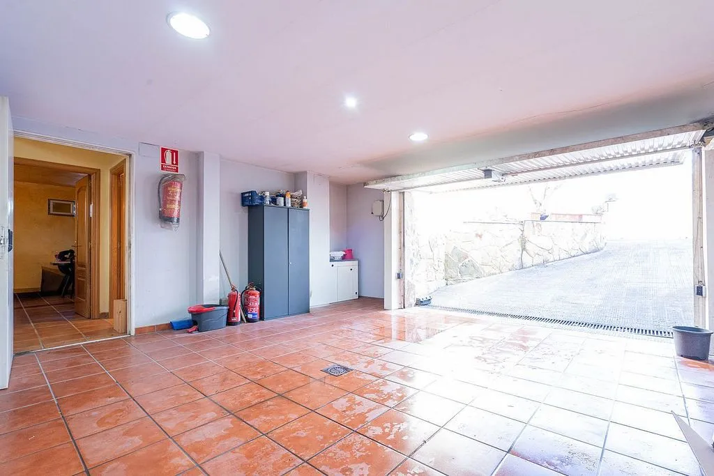 Garage - Detached Chalet with Garden in Valdebebas