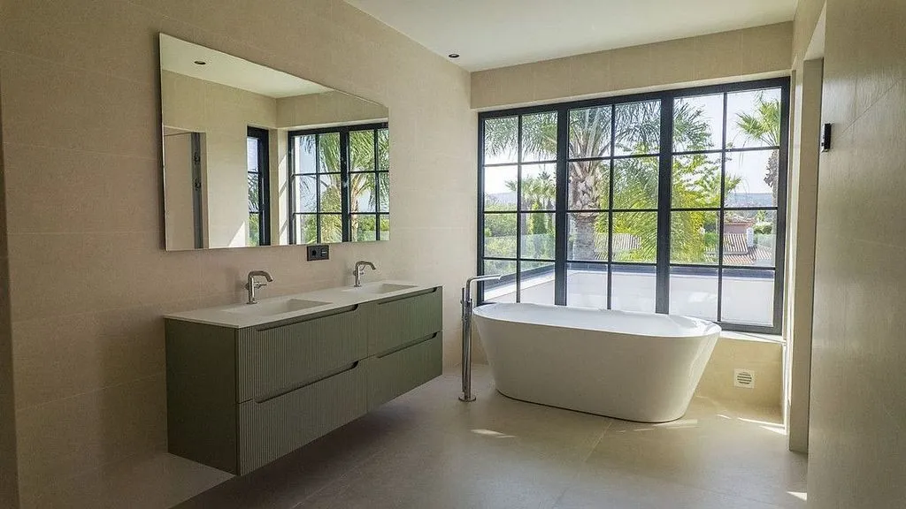 Bathrooms - Chalet with Pool and Terrace in Sotogrande