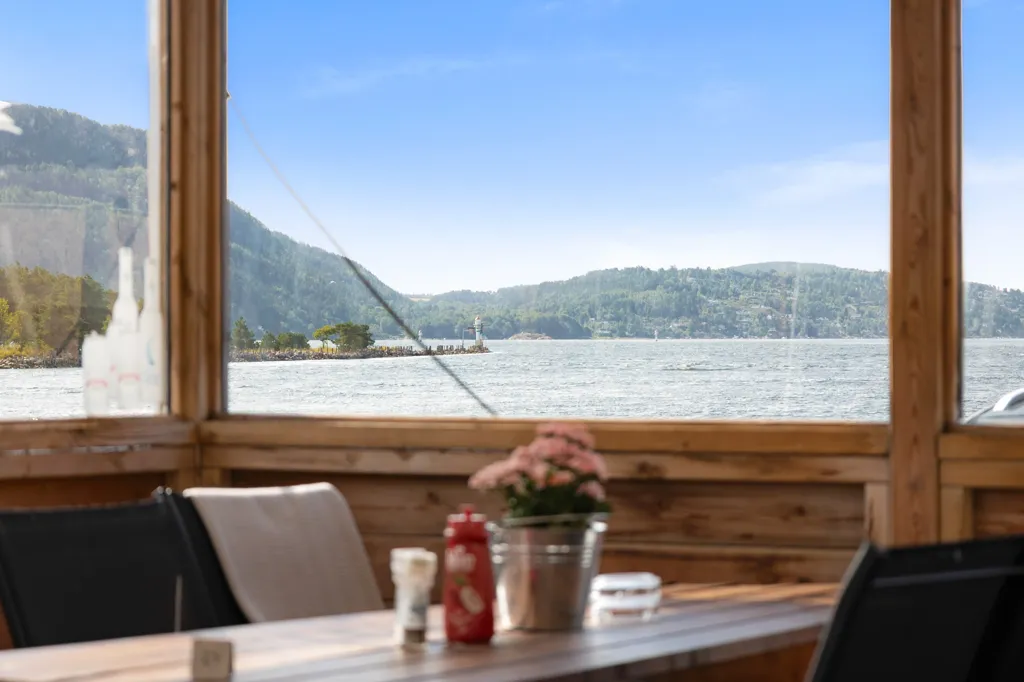 Pièces - Restaurant with Waterfront in Svelvik