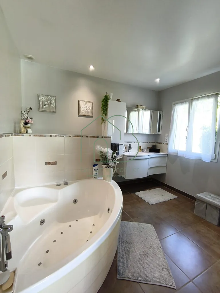 Salles de bain - Maison Contemporaine avec Piscine à Flagnac