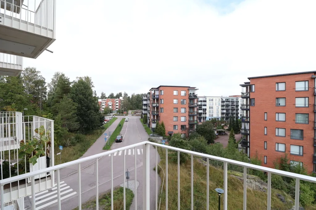 Balcon - Spacious One-Bedroom Flat with Balcony in Leppävaara
