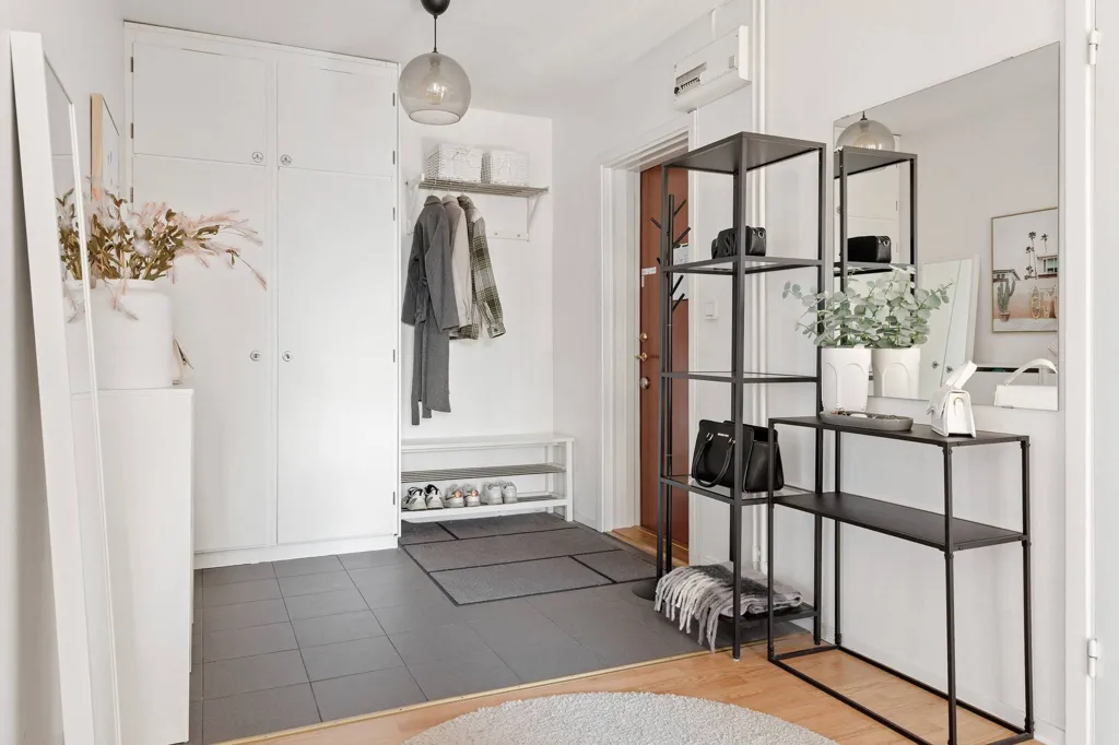 Entrée - Corner Flat with South-West Balcony in Urban Area