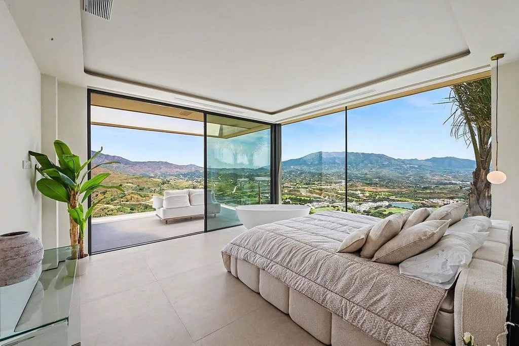 Magamistoad - Passivhaus Villa with Infinity Pools in La Cala Golf