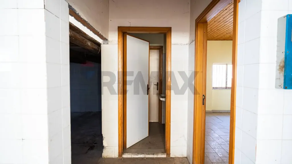Entrée - Commercial Space with Apartments in Belpasso