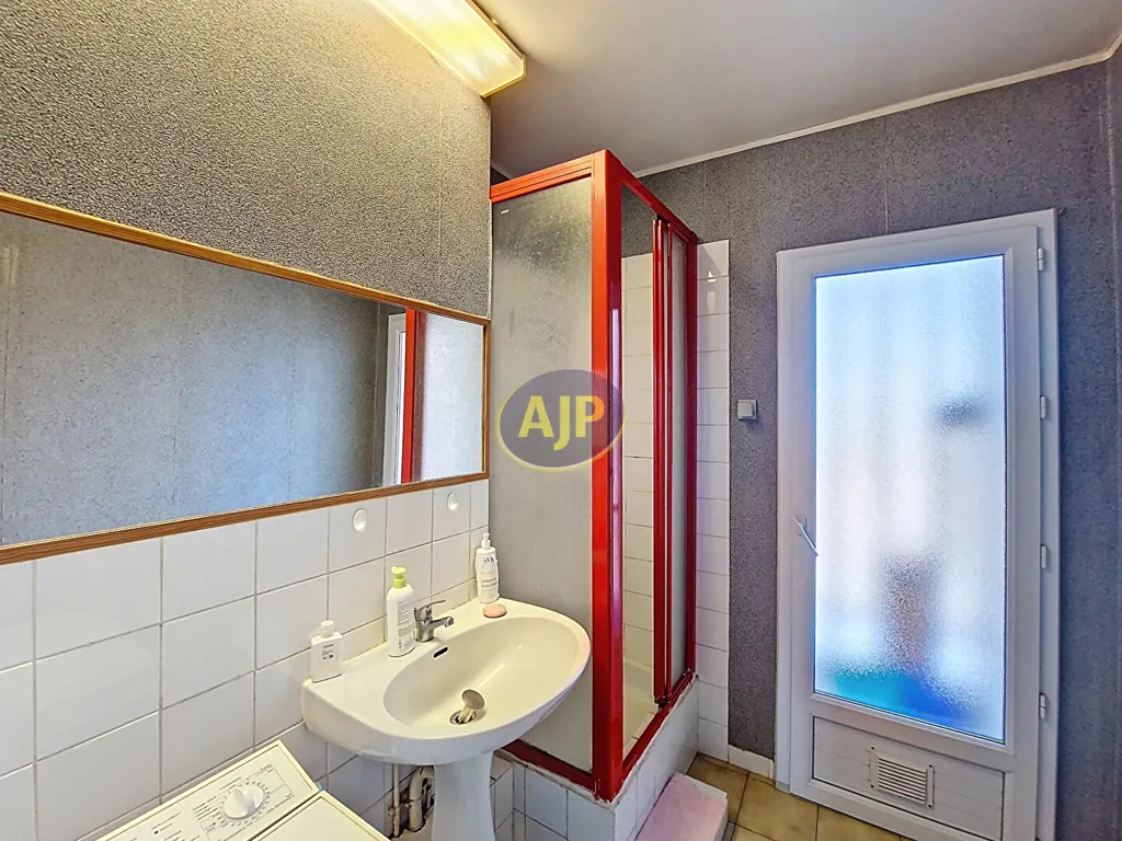 Vannitoad - 3-Bedroom Apartment with Balcony in Merignac
