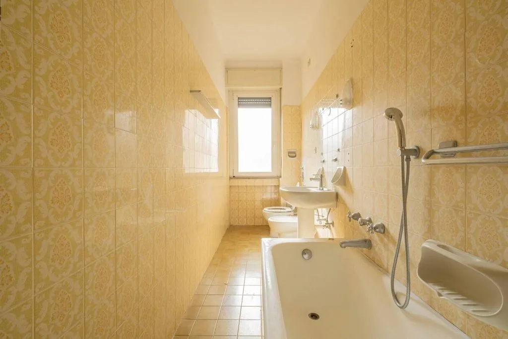 Bathrooms - Luxury Flat to be Restructured in Milan