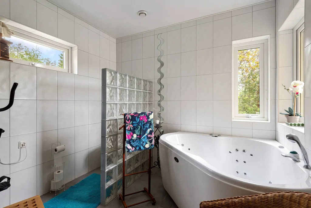 Vannitoad - Architectural Villa with Garden in Edsbro