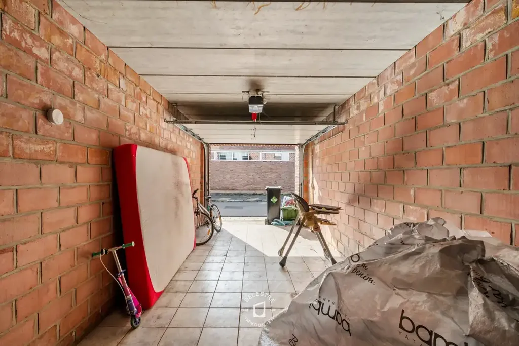 Garage - Maison Bien Entretenue avec 2 Garages à Ninove