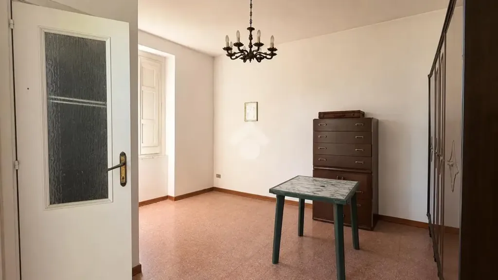 Magamistoad - Three-Level House with Balcony in Frisa