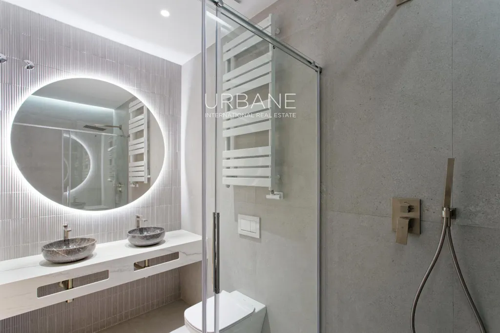 Bagni - Renovated Flat with Terraces in Eixample, Barcelona